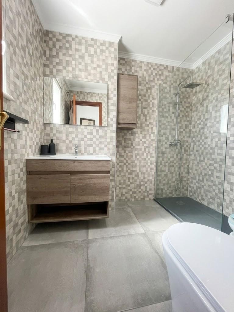 Piso en venta en pleno centro de Málaga con 3 habitaciones, terraza adosa y patio