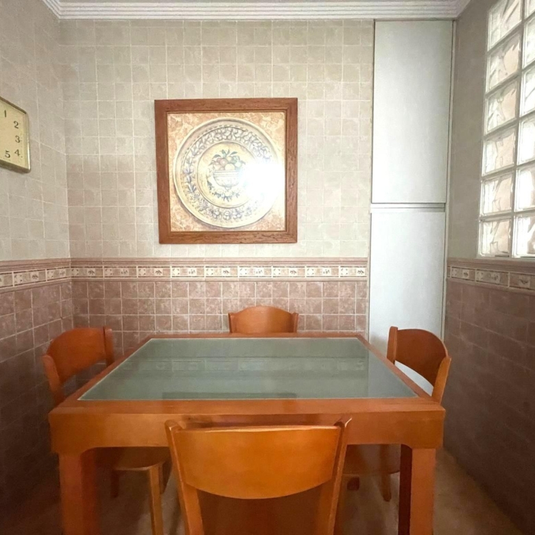 Gran piso en venta en recinto cerrado con terraza y garaje a 2 minutos de la playa.