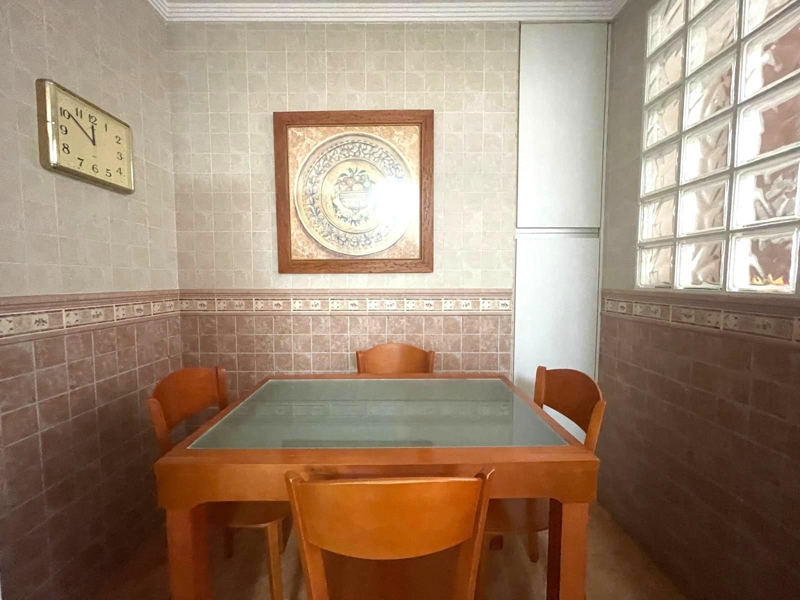 Gran piso en venta en recinto cerrado con terraza y garaje a 2 minutos de la playa.