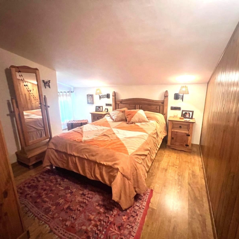 Casa en venta en Yunquera, vistas espectaculares y parcela de 1.600 m². A sólo 500m2 del pueblo. Con licencia turística.