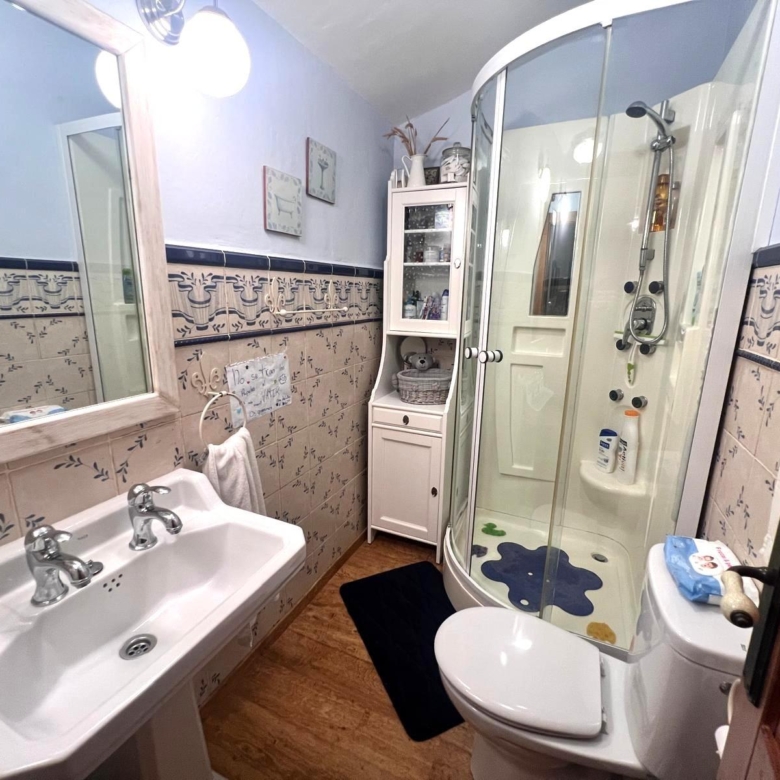 Casa en venta en Yunquera, vistas espectaculares y parcela de 1.600 m². A sólo 500m2 del pueblo. Con licencia turística.
