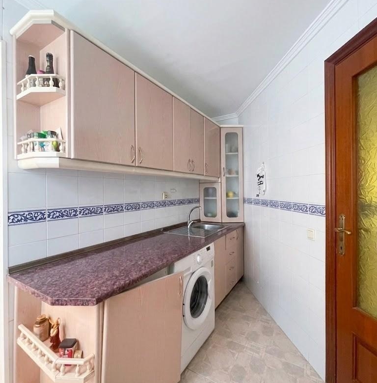 Piso en venta en pleno centro de Málaga con 3 habitaciones, terraza adosa y patio