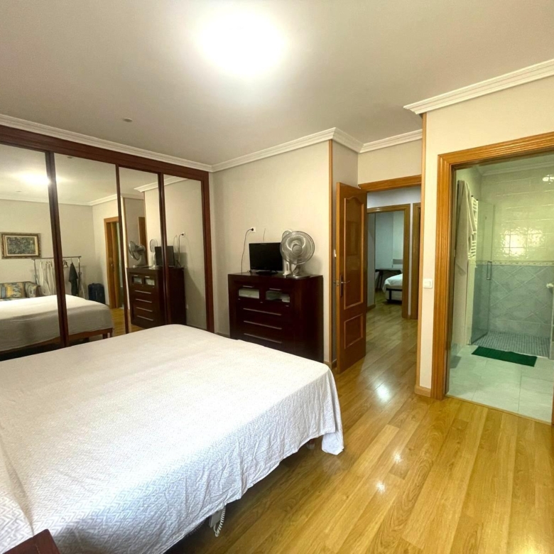 Gran piso en venta en recinto cerrado con terraza y garaje a 2 minutos de la playa.