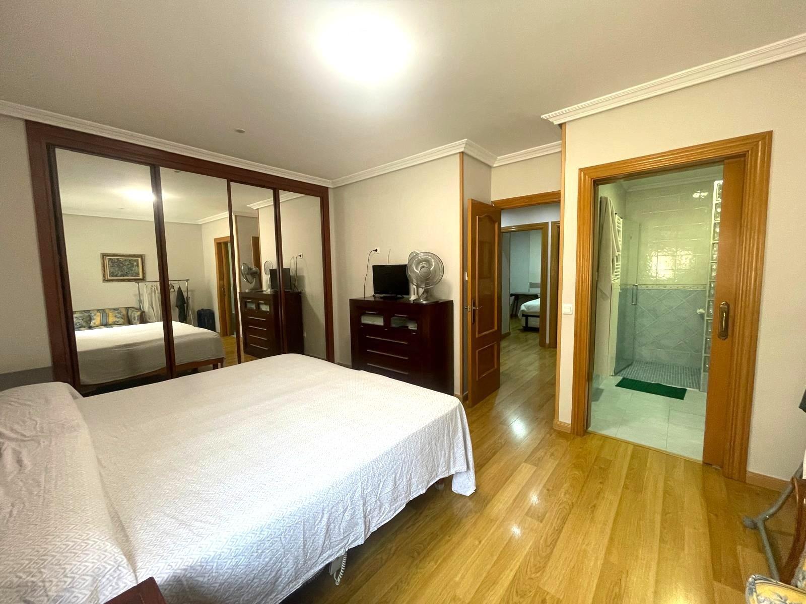 Gran piso en venta en recinto cerrado con terraza y garaje a 2 minutos de la playa.
