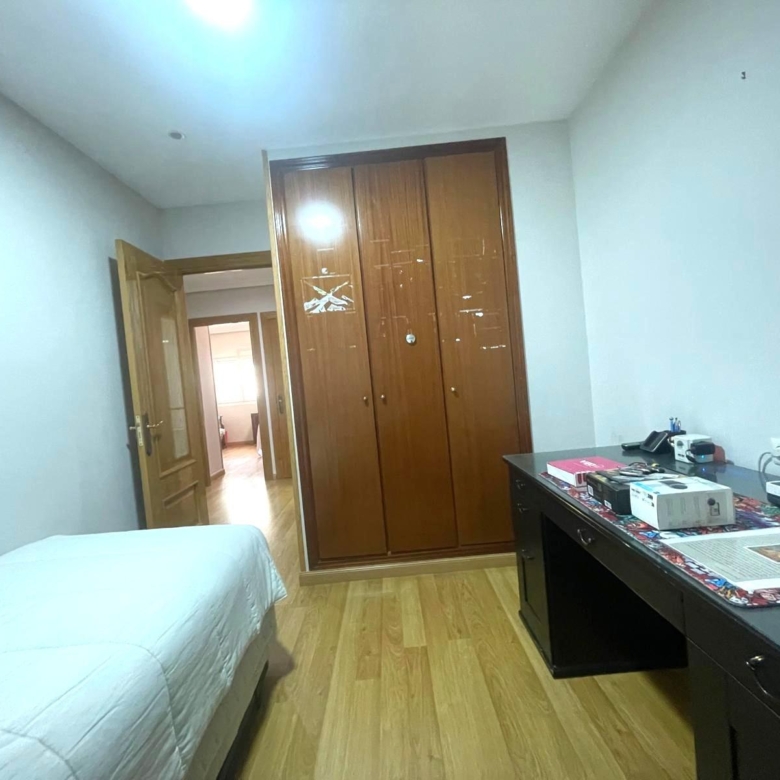 Gran piso en venta en recinto cerrado con terraza y garaje a 2 minutos de la playa.