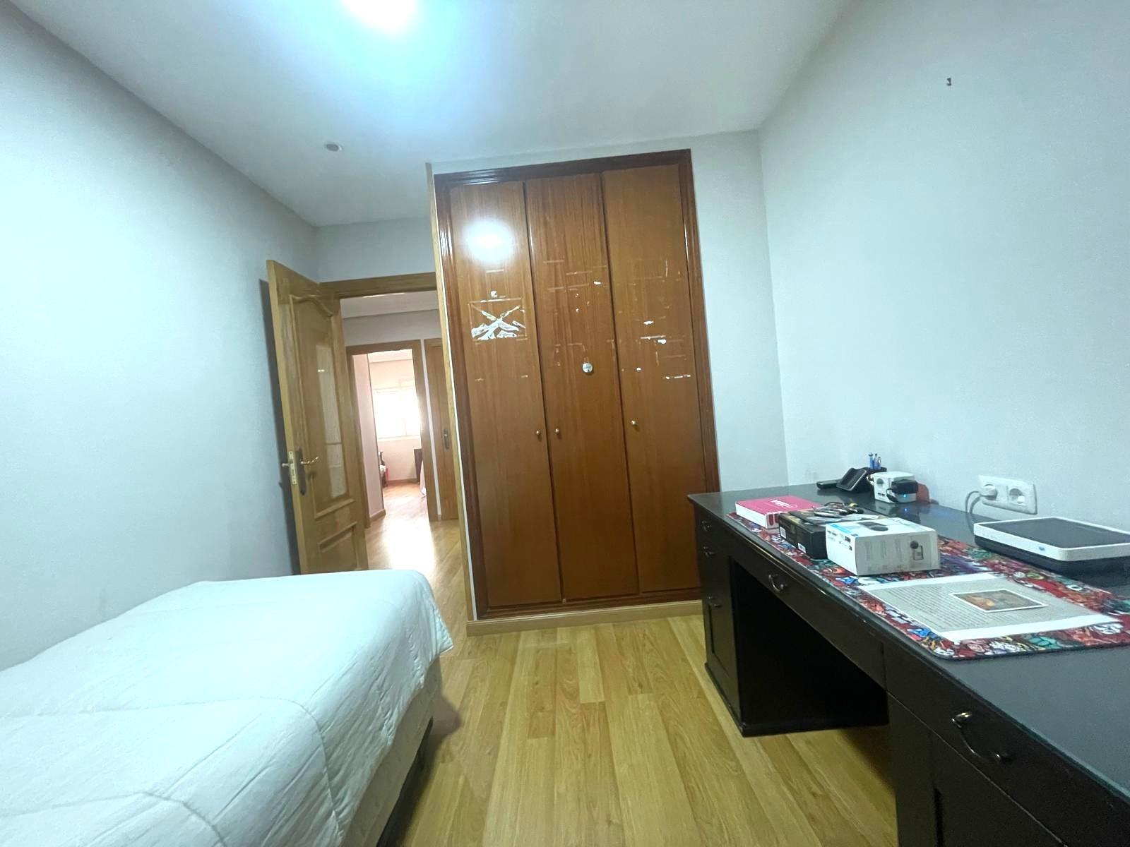 Gran piso en venta en recinto cerrado con terraza y garaje a 2 minutos de la playa.