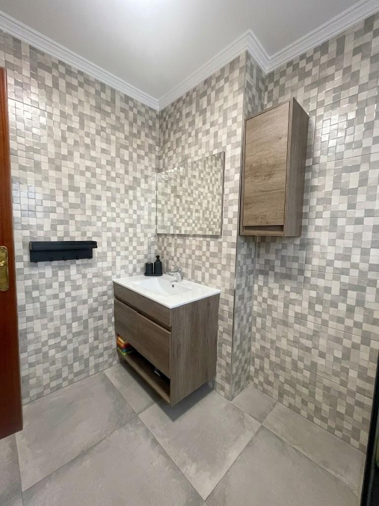 Piso en venta en pleno centro de Málaga con 3 habitaciones, terraza adosa y patio