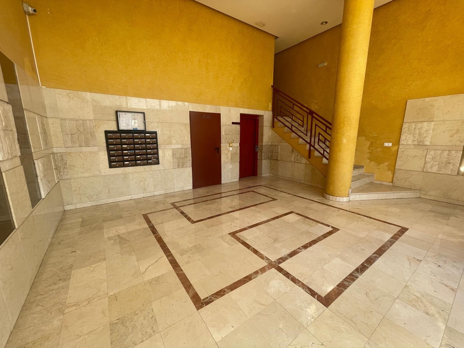 Piso en Teatinos totalmente reformado con terraza y garaje