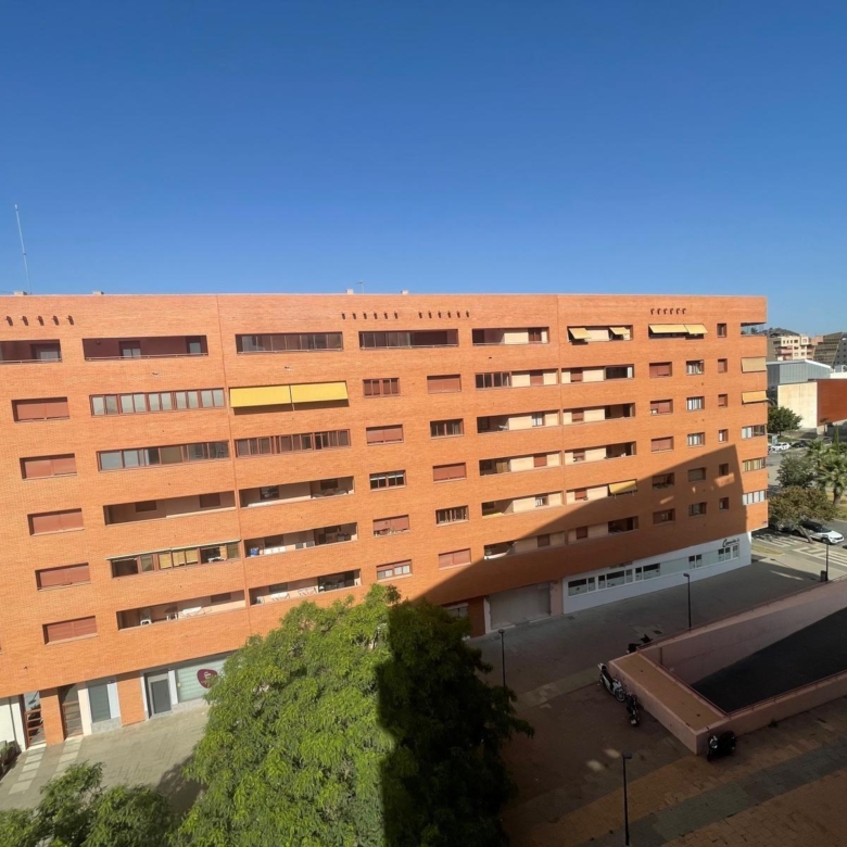 Piso en Teatinos totalmente reformado con terraza y garaje
