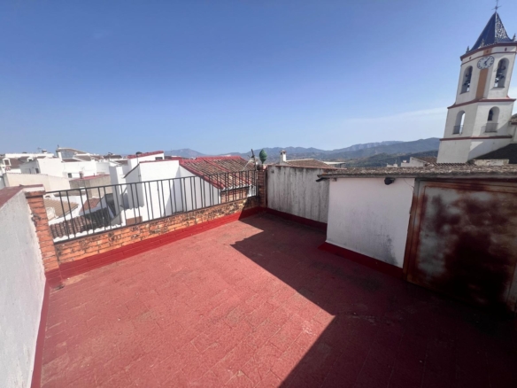 Casa en venta en Yunquera, 2 plantas más azotea, con licencia turística