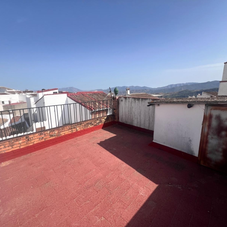 Casa en venta en Yunquera, 2 plantas más azotea, con licencia turística