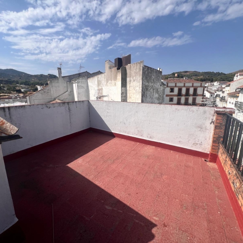 Casa en venta en Yunquera, 2 plantas más azotea, con licencia turística