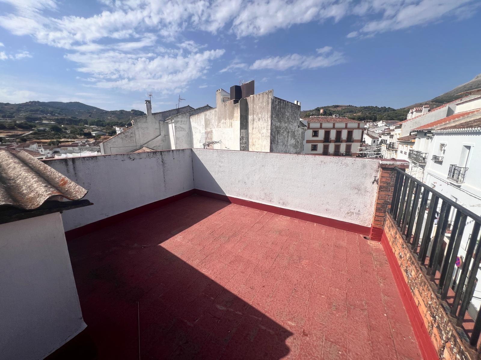 Casa en venta en Yunquera, 2 plantas más azotea, con licencia turística