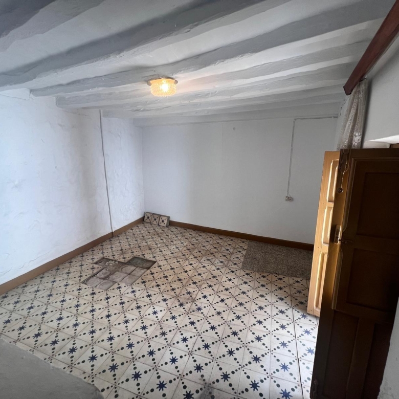 Casa en venta en Yunquera, 2 plantas más azotea, con licencia turística