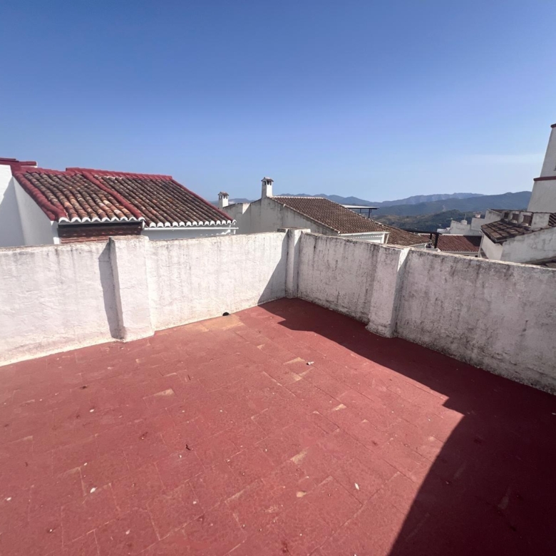Casa en venta en Yunquera, 2 plantas más azotea, con licencia turística