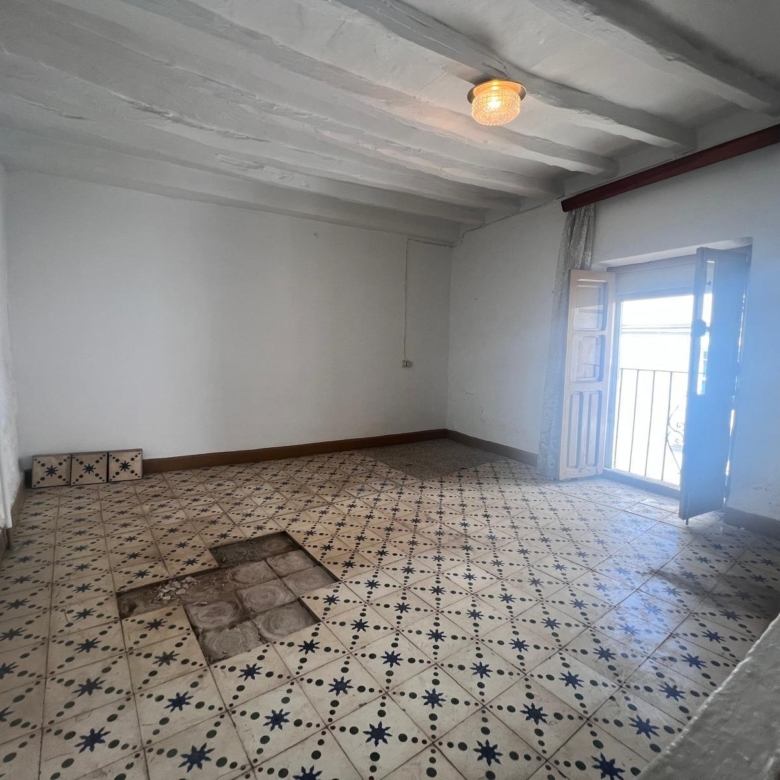 Casa en venta en Yunquera, 2 plantas más azotea, con licencia turística