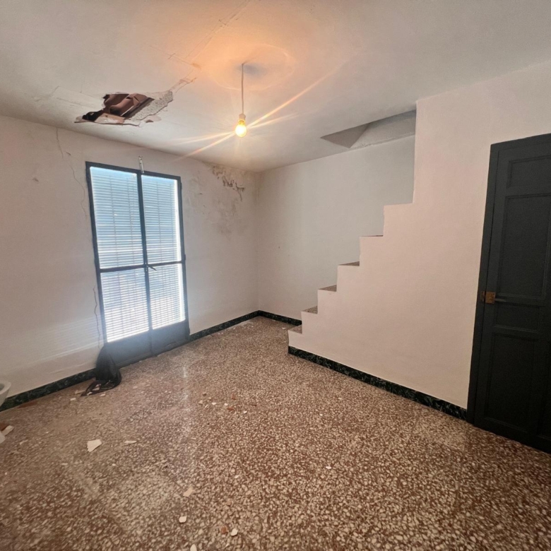 Casa en venta en Yunquera, 2 plantas más azotea, con licencia turística