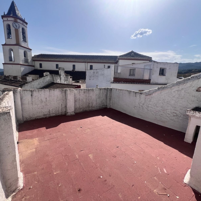 Casa en venta en Yunquera, 2 plantas más azotea, con licencia turística
