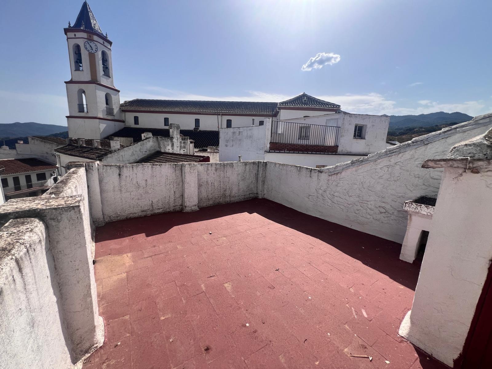 Casa en venta en Yunquera, 2 plantas más azotea, con licencia turística