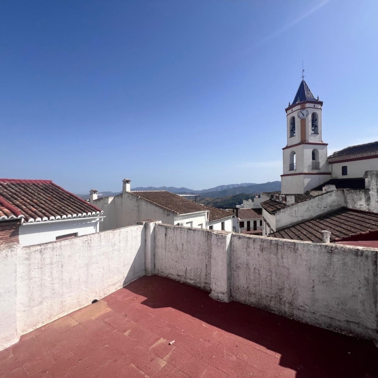 Casa en venta en Yunquera, 2 plantas más azotea, con licencia turística