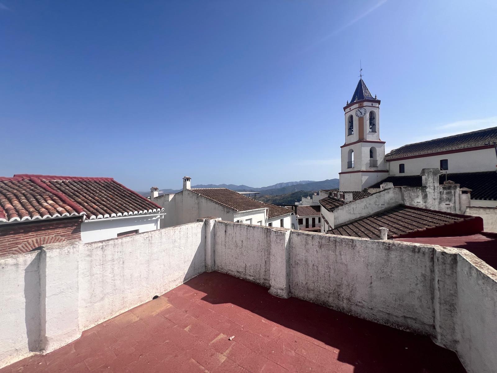 Casa en venta en Yunquera, 2 plantas más azotea, con licencia turística