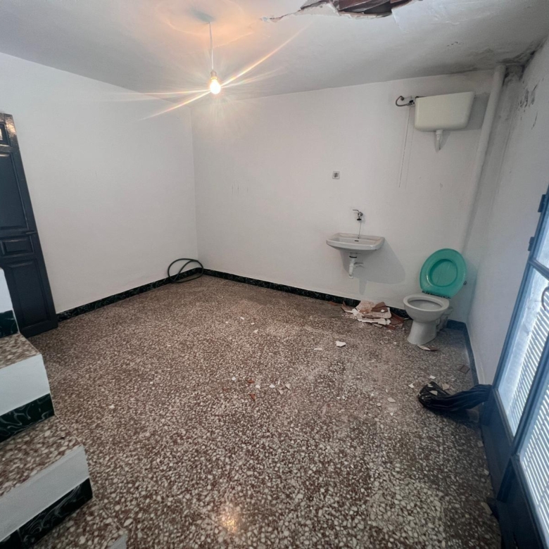 Casa en venta en Yunquera, 2 plantas más azotea, con licencia turística