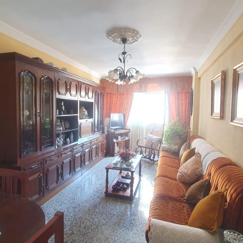 Piso amplio a la venta en barriada de La Luz.