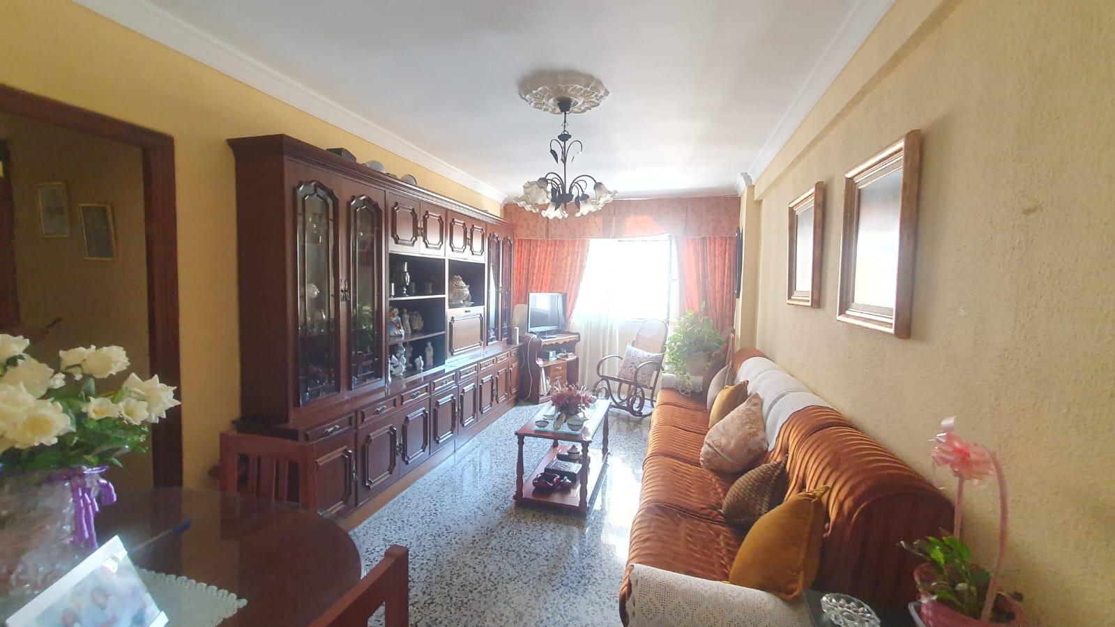 Piso amplio a la venta en barriada de La Luz.