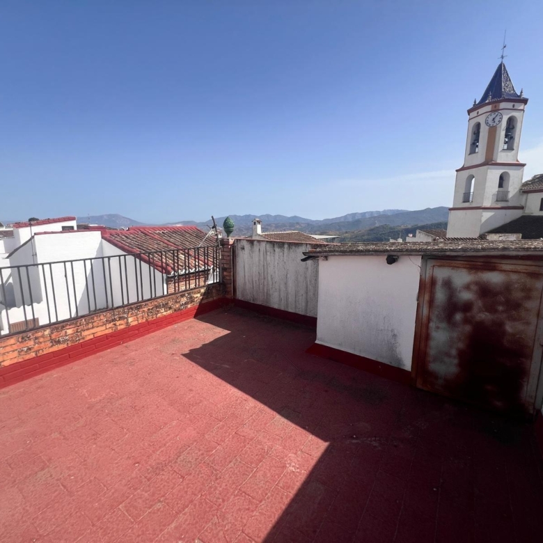 Casa en venta en Yunquera, 2 plantas más azotea, con licencia turística