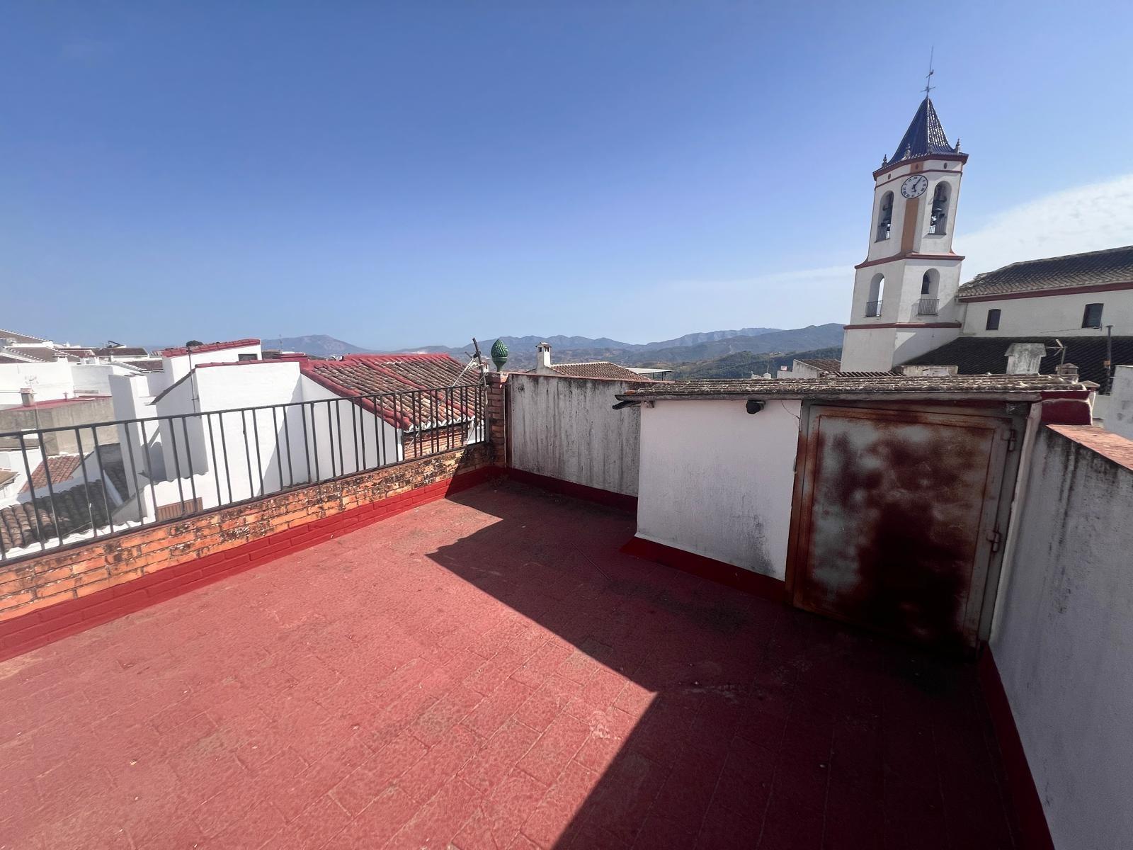 Casa en venta en Yunquera, 2 plantas más azotea, con licencia turística