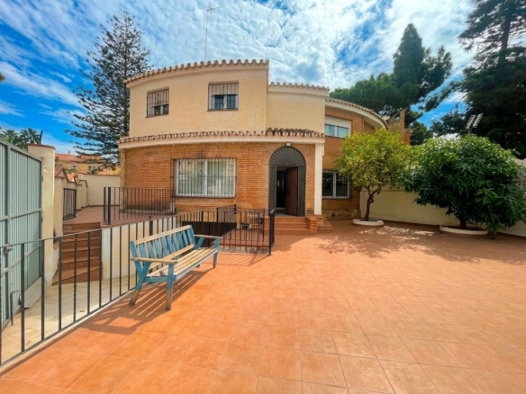Chalet en venta en Carlos Haya, 4 habitaciones, piscina, sótano y gran terraza