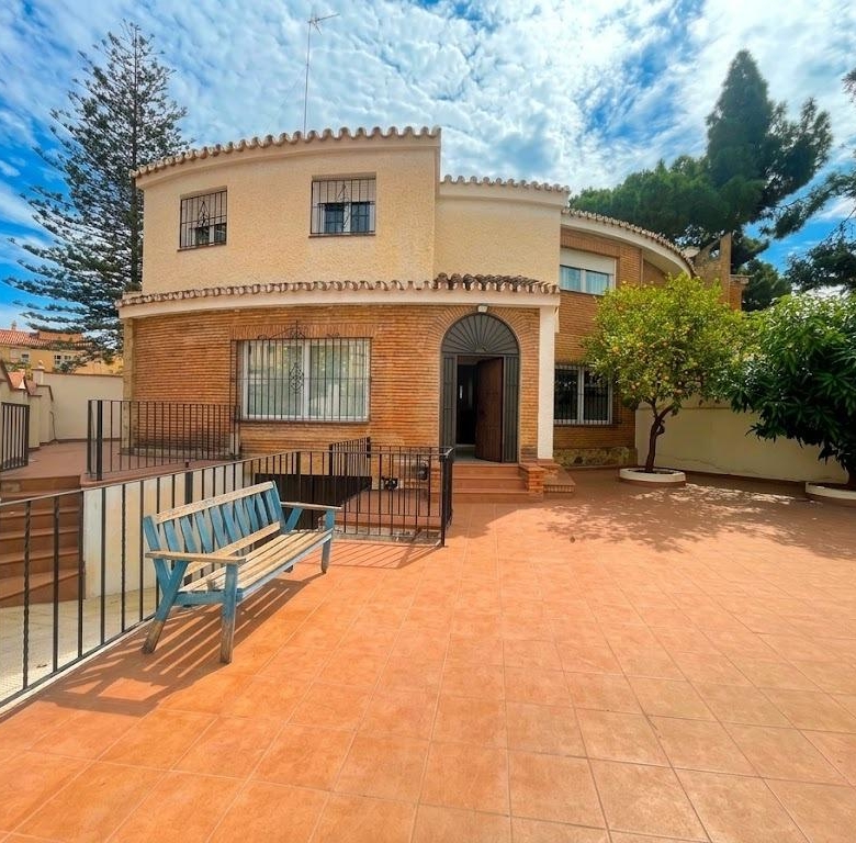 Chalet en venta en Carlos Haya, 4 habitaciones, piscina, sótano y gran terraza