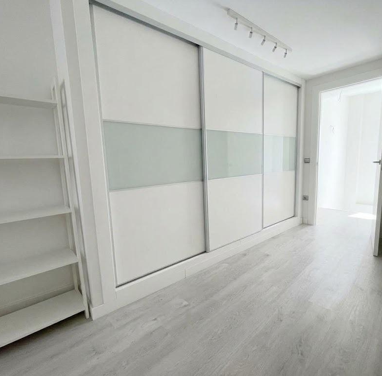 Chalet en venta en Carlos Haya, 4 habitaciones, piscina, sótano y gran terraza