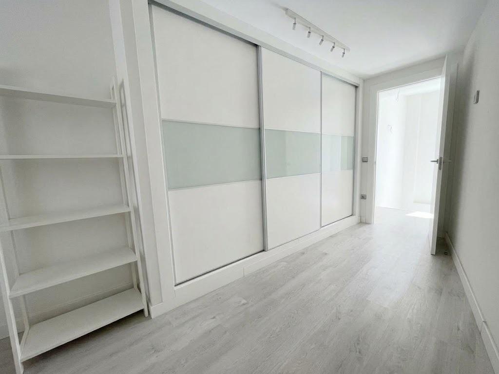 Chalet en venta en Carlos Haya, 4 habitaciones, piscina, sótano y gran terraza