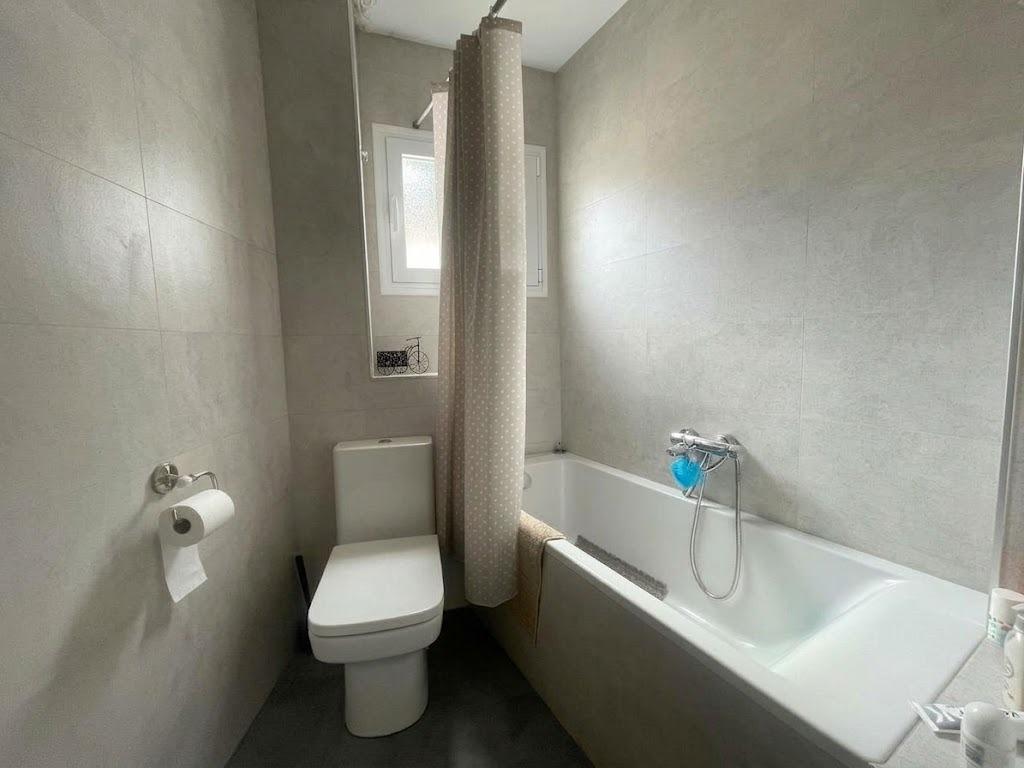 Chalet en venta en Carlos Haya, 4 habitaciones, piscina, sótano y gran terraza