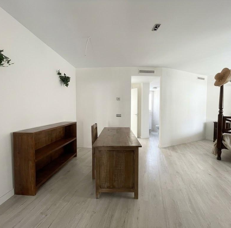 Chalet en venta en Carlos Haya, 4 habitaciones, piscina, sótano y gran terraza