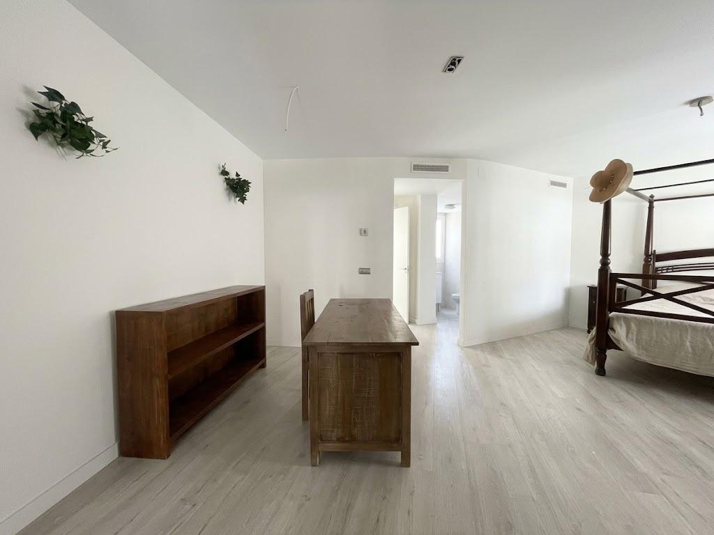Chalet en venta en Carlos Haya, 4 habitaciones, piscina, sótano y gran terraza