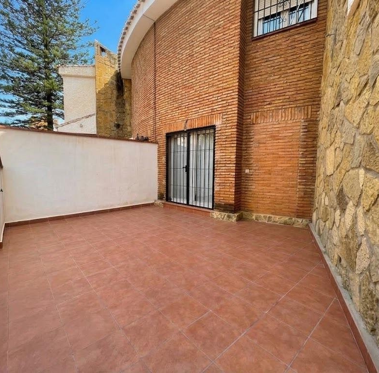 Chalet en venta en Carlos Haya, 4 habitaciones, piscina, sótano y gran terraza