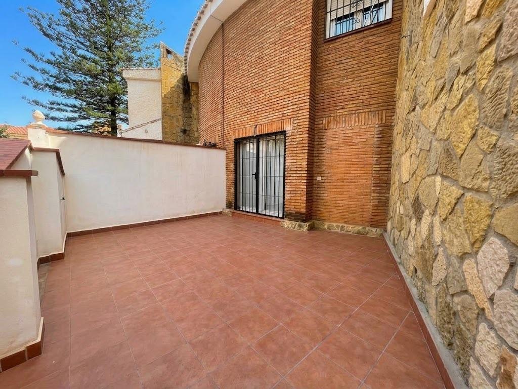 Chalet en venta en Carlos Haya, 4 habitaciones, piscina, sótano y gran terraza