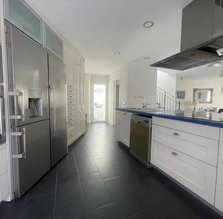 Chalet en venta en Carlos Haya, 4 habitaciones, piscina, sótano y gran terraza