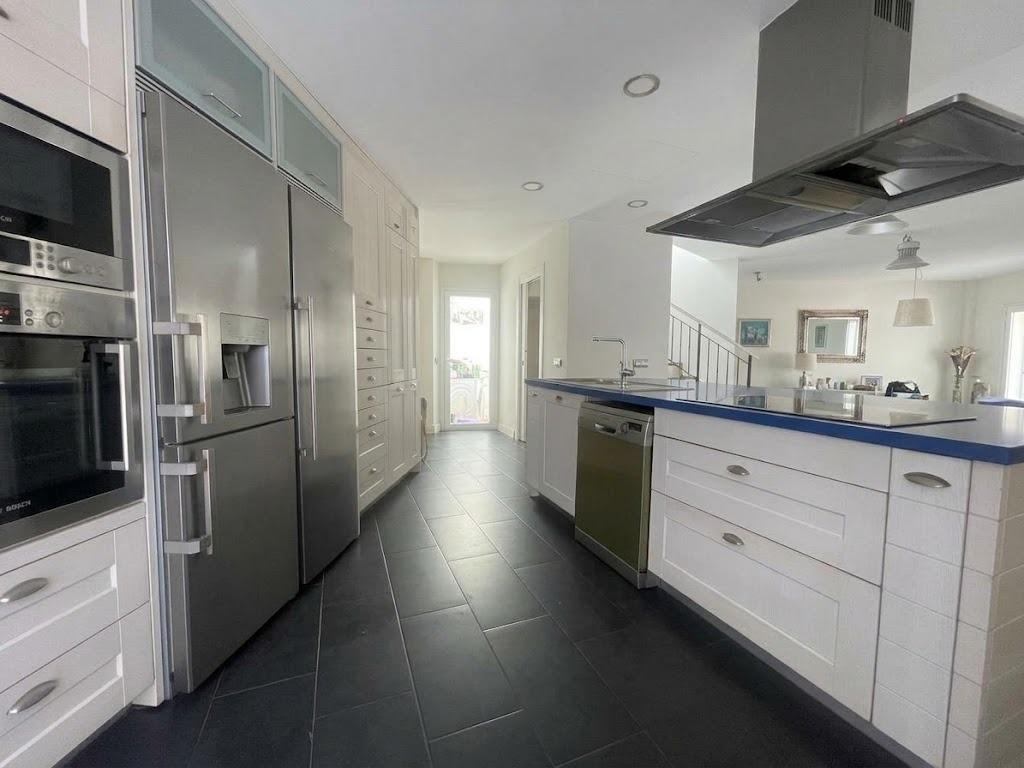 Chalet en venta en Carlos Haya, 4 habitaciones, piscina, sótano y gran terraza