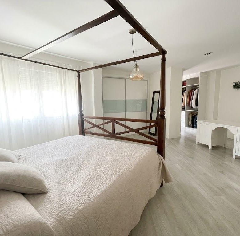 Chalet en venta en Carlos Haya, 4 habitaciones, piscina, sótano y gran terraza