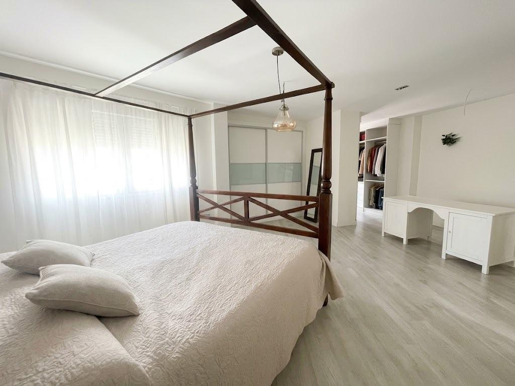 Chalet en venta en Carlos Haya, 4 habitaciones, piscina, sótano y gran terraza