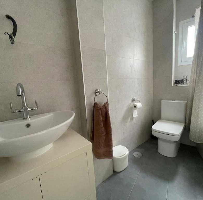 Chalet en venta en Carlos Haya, 4 habitaciones, piscina, sótano y gran terraza