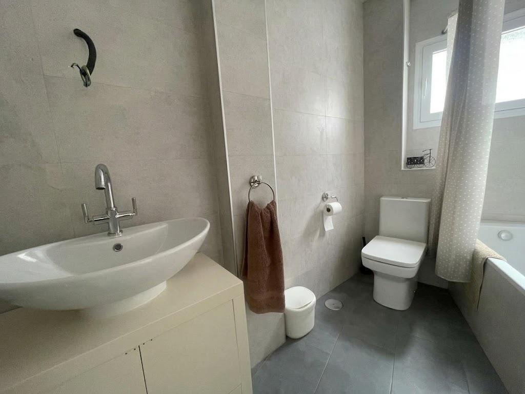 Chalet en venta en Carlos Haya, 4 habitaciones, piscina, sótano y gran terraza