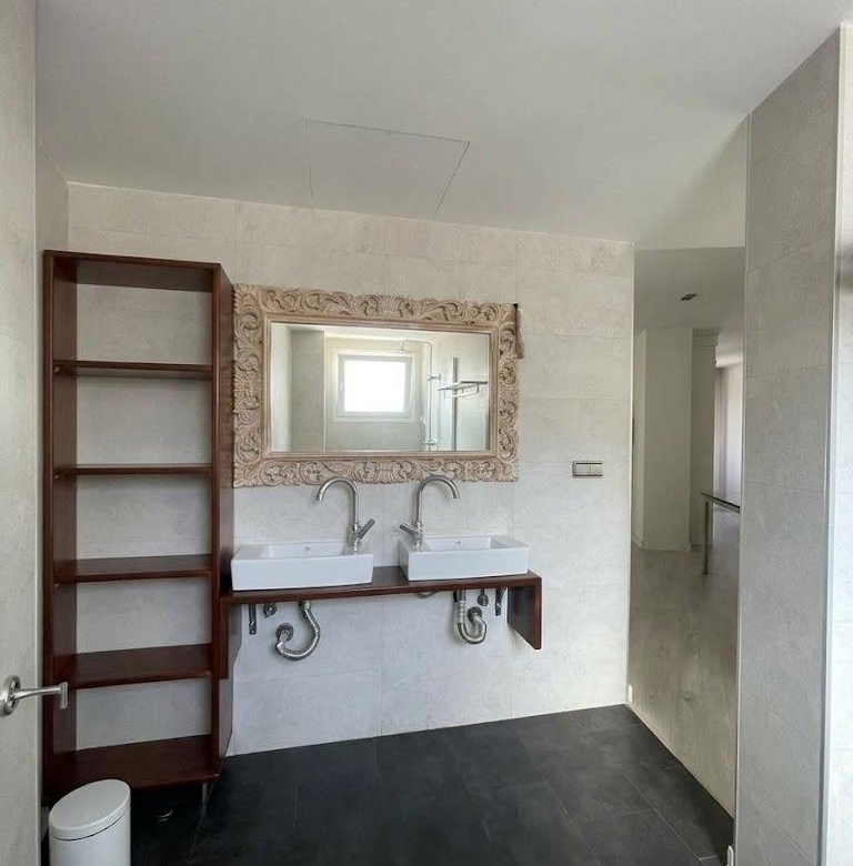 Chalet en venta en Carlos Haya, 4 habitaciones, piscina, sótano y gran terraza