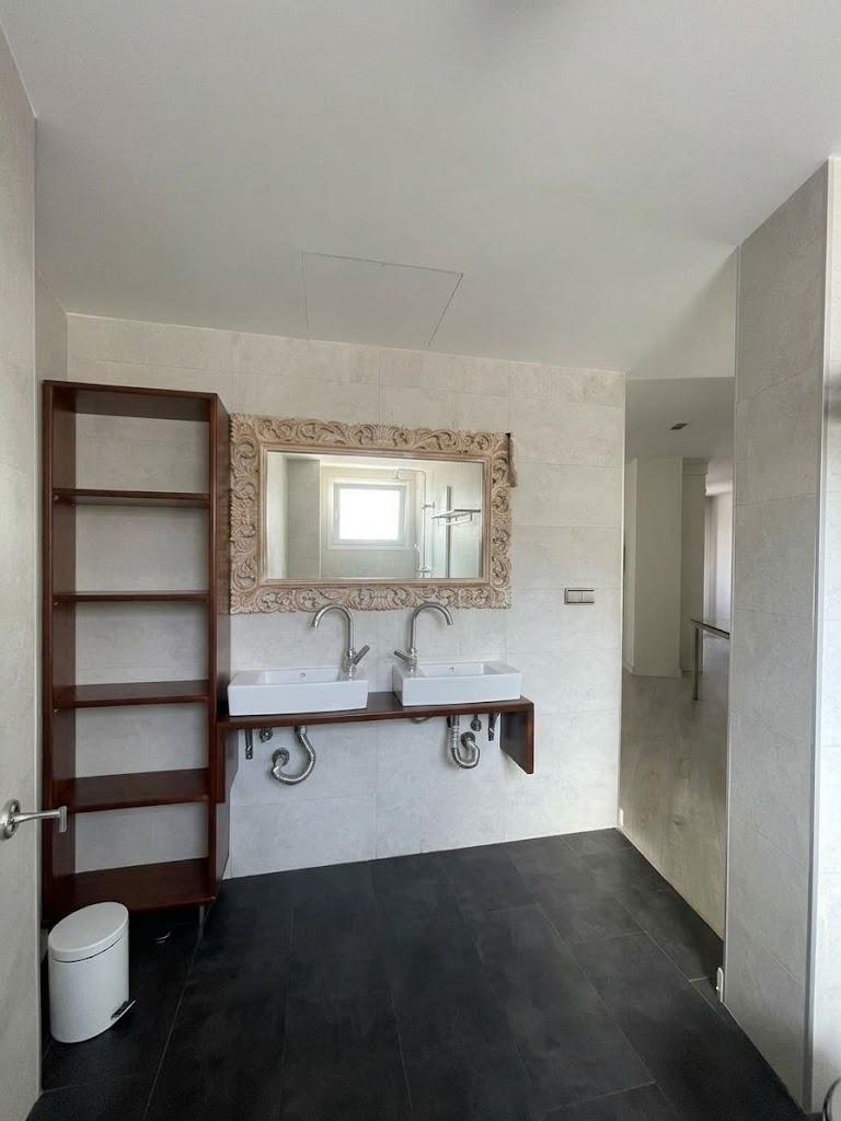 Chalet en venta en Carlos Haya, 4 habitaciones, piscina, sótano y gran terraza