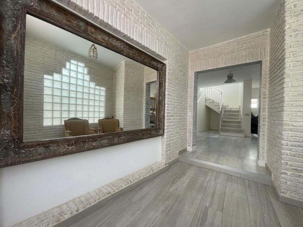Chalet en venta en Carlos Haya, 4 habitaciones, piscina, sótano y gran terraza