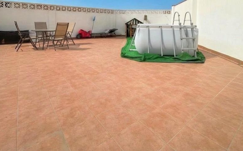 Chalet en venta en Carlos Haya, 4 habitaciones, piscina, sótano y gran terraza