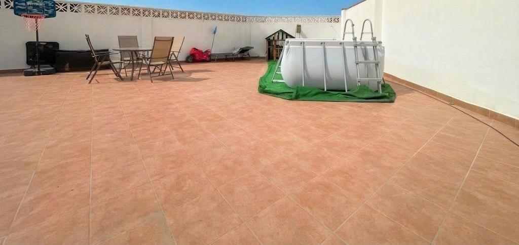 Chalet en venta en Carlos Haya, 4 habitaciones, piscina, sótano y gran terraza